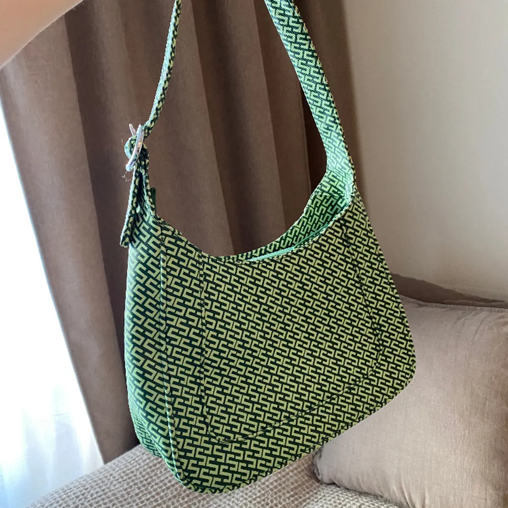 Väska från Silfen i grönt mönster, endast använd någon enstaka gång! Skriv för fler bilder 🤍. Väskor.