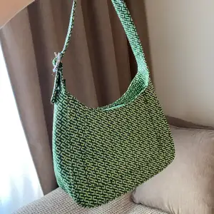 Väska från Silfen i grönt mönster, endast använd någon enstaka gång! Skriv för fler bilder 🤍