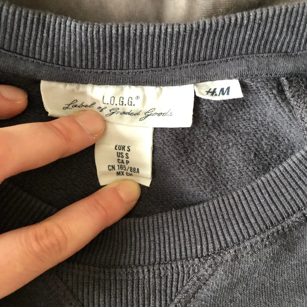 Fin Nasa tröja från H&M 🌟 Har använts mycket senaste åren men är ändå fortfarande i bra skick!  Jag är M men den sitter lite tight, så den sitter som en S😊. Tröjor & Koftor.