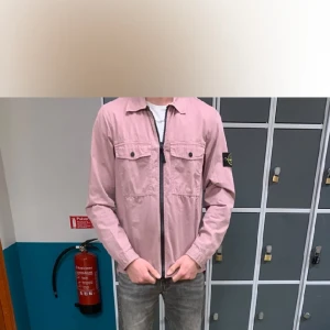 Stone Island - Grymt snygg Stone Island Tröja i storlek S men passar även M. Passar perfekt mot våren! Använd fåtal gånger men funkar som ny! Såklart 100% autentisk 💥 Köpt i NK