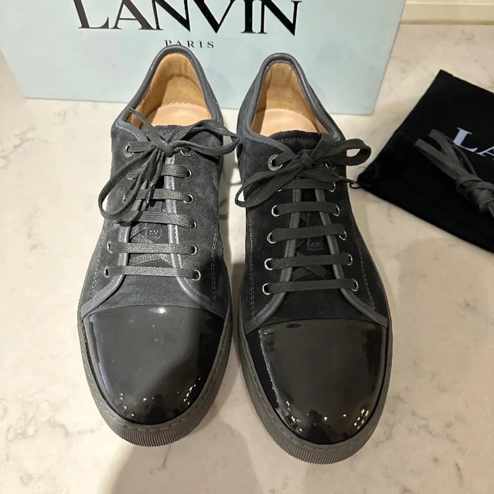 Säljer nu mina gråa Lanvin skor. Använda ett fåtal gånger och skicket är utmärkt. Storlek UK10 passar 44-45 enligt mig.. Skor.