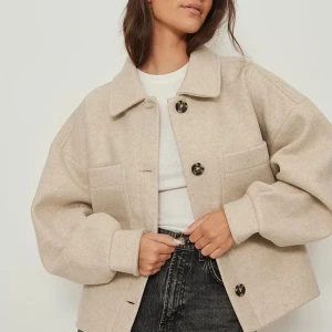 Beige kappa - Helt oanvänd beige kappa i nyskick som är jätte fin!❤️