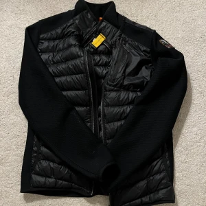 Parajumuper cardigan  - Riktigt fet cardigan från parajumper för dig som vill klä dig snyggt nu i vinter Skick 8/10 