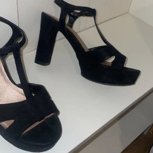 Klackskor - Svarta klackar från BULLBOX.  VÄLDIGT bekväma skor.  36