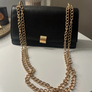 Kedjeväska - Svart kedjeväska med guldig kedja, går att ha kedjan längre eller dubbel så den blir kortare🤍