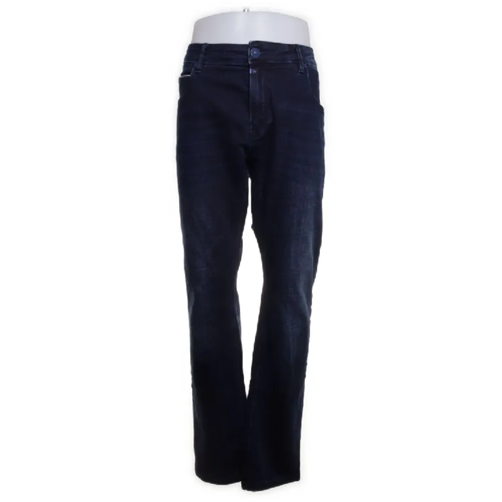 Feta jeans i snygg modell. Midjemått rakt över: 48 cm Hela byxans längd: 106 cm  Hör av er vid frågor! . Jeans & Byxor.