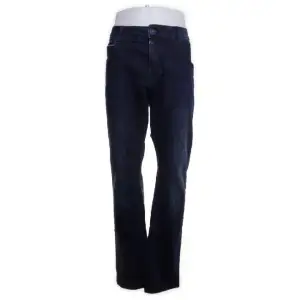 Feta jeans i snygg modell. Midjemått rakt över: 48 cm Hela byxans längd: 106 cm  Hör av er vid frågor! 
