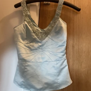 Festtop - Ljusblå festtop med paljetter 