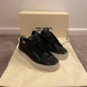 Axel Arigato skor  - Säljer mina tvär feta Axel Arigato skor då dem e för små. Skick 6/10 då dem är mycket Använda. Annars utmärkt sko. Skriv för fler bilder 