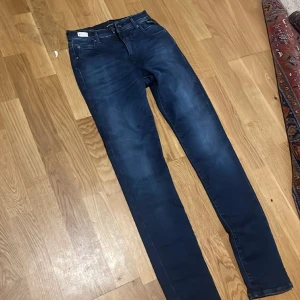 Replay jeans - Säljer dessa feta replay jeans i storlek 164 som knappt är använd! pris kan sänkas vid snabba affärer. orginal pris 800.