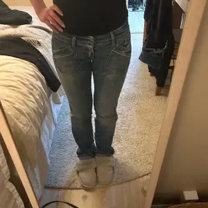 Jättesnygga jeans ifrån Diesel som tyvärr är för små. Är långa i benen på mig som är 169, skulle passa upp mot 180. Jag brukar vanligtvis ha 36 i jeans, och dem här va för små runt lår och rumpa. Köpta för 1000kr .Skriv för frågor eller fler bilder💕💕