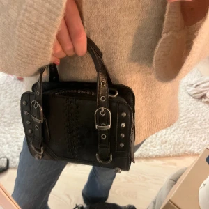 Väska - säljer denna jätte fina Zara väskan då den aldrig används. Inga defekter och är i bra skick❤️