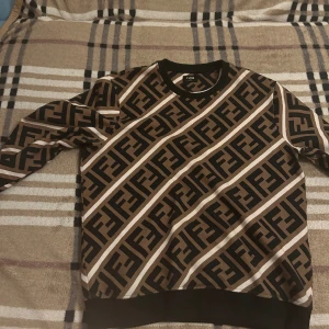 Fendi tröja - Använt den ett par gånger bara, storleken är L, och passar för folk som har L, köptes från Fendi hemsida för 7000 kronor, å jag säljer den för 3500 kronor.