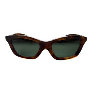 Otroliga solglasögon som svider att sälja… väldigt fint skick, inga repor (däremot saknas fodralet, men kan skicka i annat fodral så de inte förstörs i frakten). Modellen heter ”the classic sunglasses” 🫧