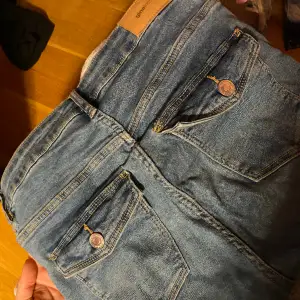 Säljer mina Gina jeans då de ej kommer till användning längre, använda fåtal gånger men är för långa