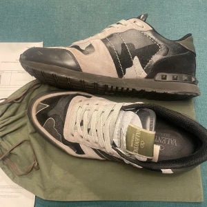 Valentino rockrunner - Hej, jag kollar nu intressen för mina väldigt feta och trendiga valentino rockrunners i st 39,5 men passar 40 och 41! De är i en svart-grå-vit färg och är i relativt bra skick! Kvitto och dust bag finns, hör av er vid frågor!