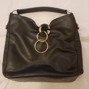 Väska  - Stor och bra material 