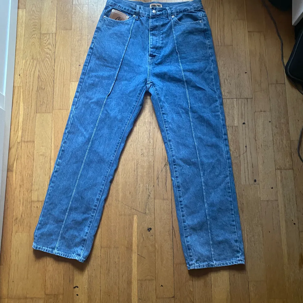 Säljer dessa Corteiz jeans i storlek m. Väldigt bra skick i storlek m. Pris kan diskuteras vid snabb affär, skriv till mig vid eventuella frågor‼️. Jeans & Byxor.