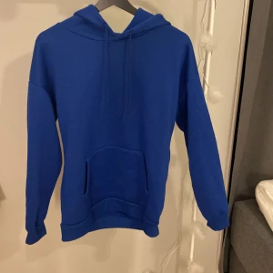 Blå hoodie  - Storlek S, bra skick, inte mycket använd, mysigt material, ingen skada. 