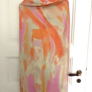 TOPSHOP långkjol, storlek 36 - Fin långkjol från TOPSHOP. Perfekt till sommar!