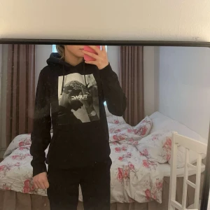Tupac hoodie - Hoodie med tupac tryck framtill, pris går att diskutera😄 