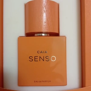 CAIAS PARFYM " SENSO " 50 ML NY,OANVÄND  - Jag säljer en av mina  Älskade parfymer från CAIA i doften  " SENSO" 50 ml ! Den är helt ny för beställde två av misstag ! Doften är helt magisk enligt mig ! Den kostar hos CAIA 598kr och jag säljer min för 500 Kr  Mvh Åsa 🌹