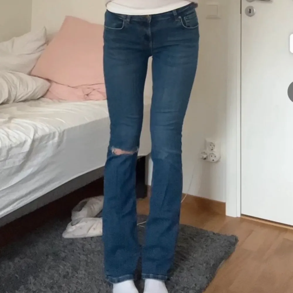 Zaras populära modell ZWBootcut med hål 🩷 Pris kan diskuteras!. Jeans & Byxor.