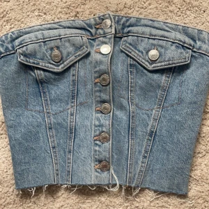 zara topp 💞 - säljer denhär supersnygga jeanstoppen från zara! har tyvärr inga bilder med den på!! priset kan diskuteras!