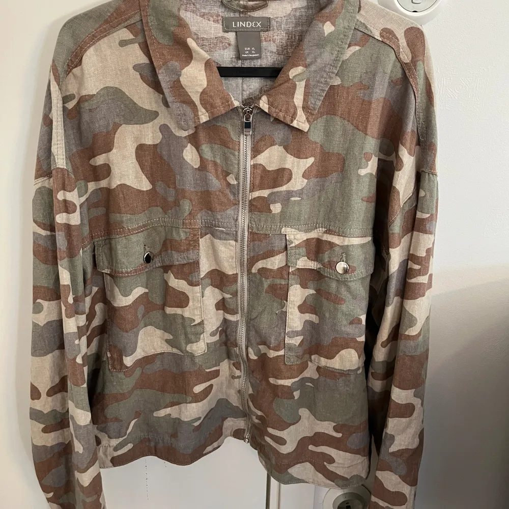 Tunn camo-jacka köpt secondhand. endast använd fåtal gånger och är i mycket bra skick. Stl XL men sitter jättebra på mig som brukar ha S/M på jackor. Jackor.