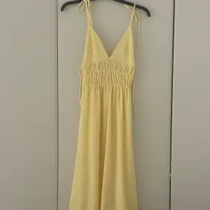 Supersöt klänning som inte längre kommer till användning! 💛 Endast använd en gång så i fint skick  storlek xs men skulle snarare säga att den är liknade en S 