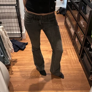 Lågmidjade jeans  - Snygga lågmidjade jeans från Brandy Melville, köpte dom för ca 2-3 år sen i Barcelona så tror inte dom säljs längre.  MIDJEMÅTT: 38 INNERBENSLÄNGD: 83