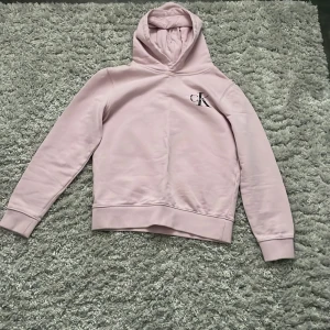 Calvin klein tröja  - Stussvidd(cm)96 Armlängd(cm)55 Skick nästan som ny. Djur och rökfritt hem.