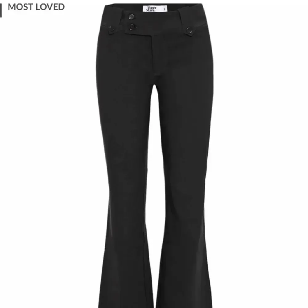Säljer dessa as snygga lågmidjade kostymbyxor i bootcut ifrån Tigermist i M. De har snygga detaljer och fejk fickor baktill. Köparen står för frakt💓. Jeans & Byxor.