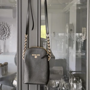 Michael Kors väska - En liten Michael Kors väska som är använd på sin höjd 3 gånger. I nyskick! Inhandlades på Zalando för några år sedan för runt tusenlappen. 