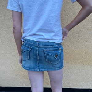 Jeanskjol - Jeanskjol med knappar på bakfickorna.