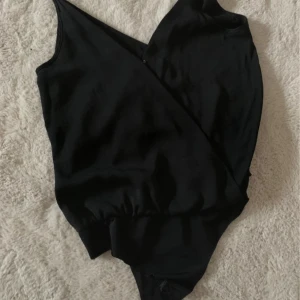 Svart body - Svart body som går att vika upp och ha som en vanlig topp. Knapp fram. Använd 1 gång❣️