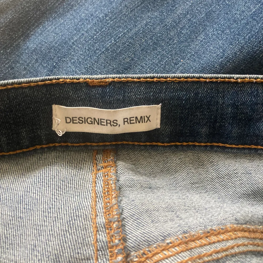 Assnygga lowrise jeans från designers remix!😘 Använda ett fåtal ggr, säljer då de inte kmr till användning längre. Kostade 1500 nya❣️ Skriv för fler bilder🥰🥰 Priset går att diskutera vid snabbt köp. Farkut & Housut.