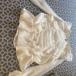 Vit blus - Vit blus i storlek 140