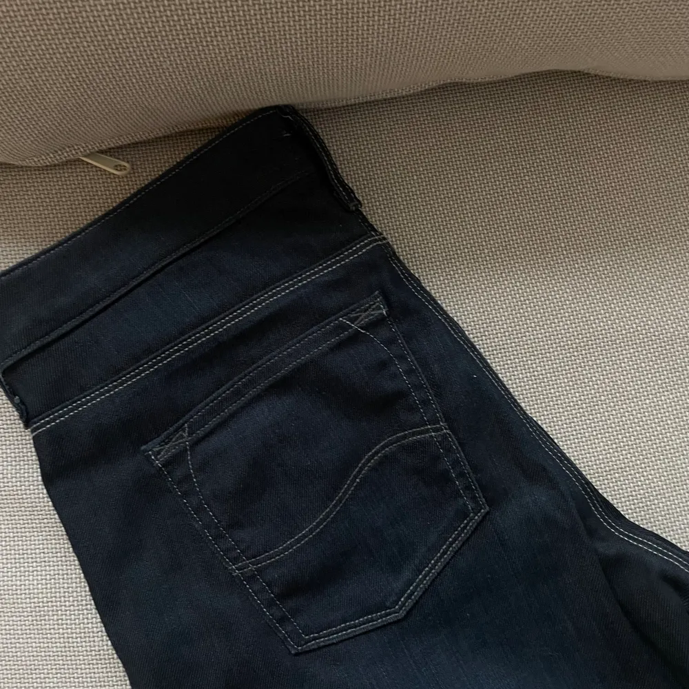 Snygga lee jeans, oklart vilken storlek men skulle säga 34💙💙 säljer pga för små för mig som normalt har en storlek större. Jeans & Byxor.