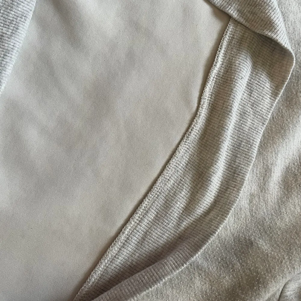 Säljer denna ljusgråa sweatshirt som inte finns i längre, otroligt skön till sommarkvällarna med den svala insidan. Är i storlek M men skulle säga att den passar som en S då den tvättats en del! Skicka ifall det finns frågor!🤍. Tröjor & Koftor.