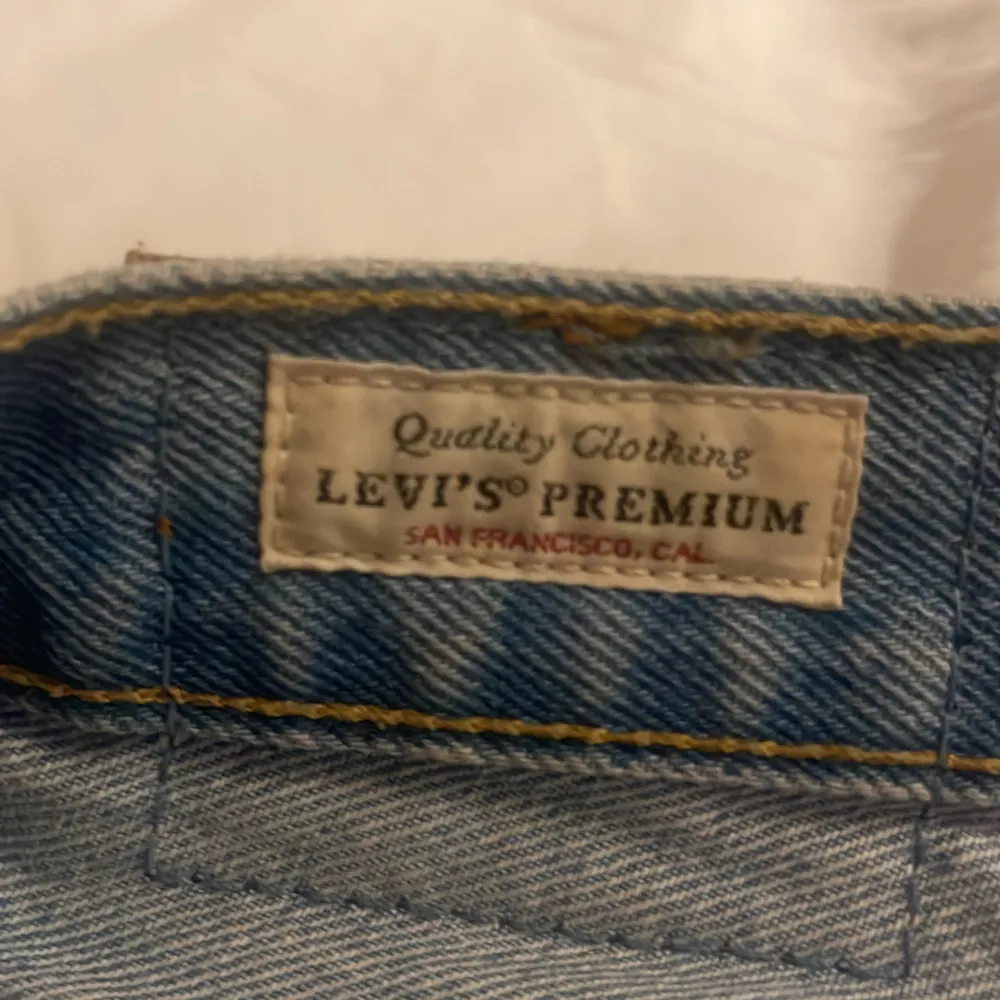 Säljer dom här fina Levis jeans shortsen då dom beställdes i fel storlek. Dom är i nyskick och inga defekter kan jag hitta de är bara att skriva om ni har några frågor❤️ dom går även utmärkt att vika ner till lågmidjade dom är mid waist i vanliga fall. Shorts.