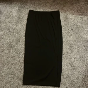 Svart lång kjol - Svart ganska lång kjol från shein i storlek 11-12 år, men den är väldigt stretchig så passar nog upp till 14 år💞aldrig använd i helt nytt skick💗Säljer pågrund av att den inte kommer till användning❤️