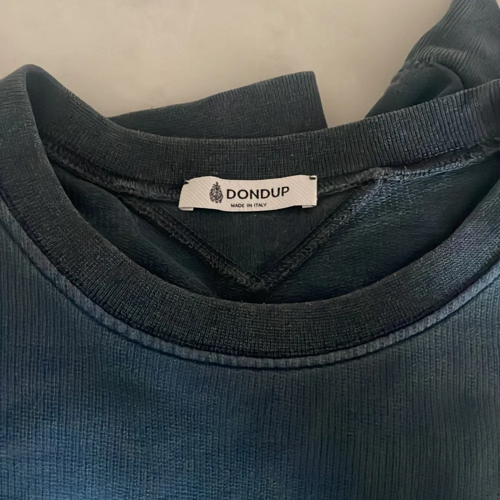 Säljer denna feta Dondup tröja. Den är i använt skick men inga defekter. . Tröjor & Koftor.