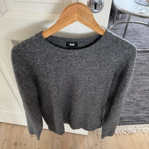 Stickad Tröja från Uniqlo - Säljer denna stickade tröja från Uniqlo då den var lite för liten (använd 1 gång). Hör av er vid frågor/fler bilder- pris kan diskuteras vid snabb affär. Obs stl M passar S/M.