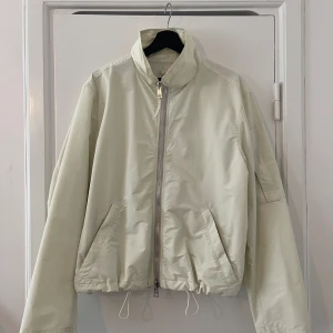 Our Legacy Jacka - Supersnygg jacka från Our Legacy, har tyvärr inte kommit till användning, fint skick bortsett från några fläckar (se bild)   storlek S