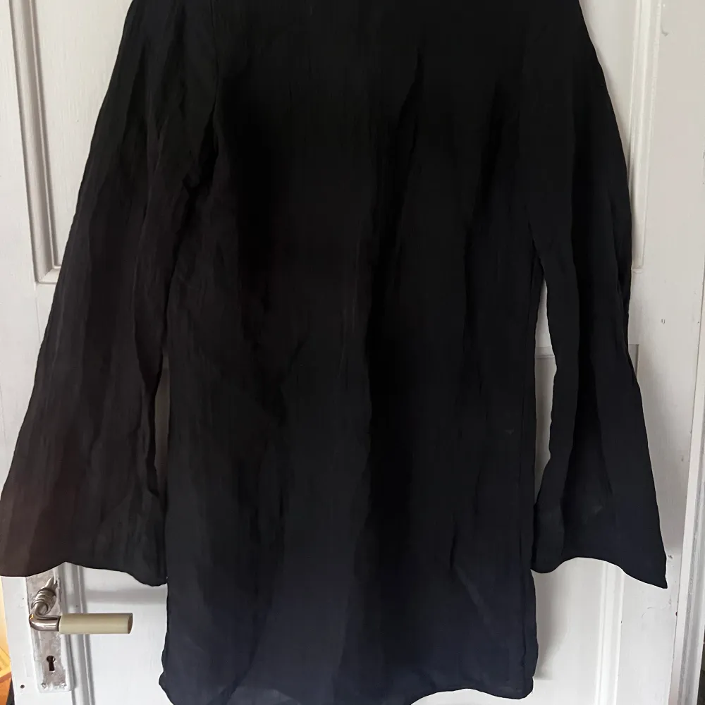 Säljer denna svarta klänning från HM. Klänningen är i storlek xs men sitter bra på mig som vanligtvis bär storlek S💝 endast använd 1 gång så är fortfarande i nyskick!. Klänningar.