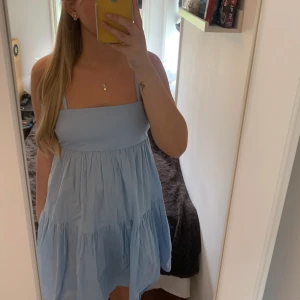 Klänning från ASOS  - Superfin somrig bomulls klänning från asos design🩵 storlek 38 och ganska liten över bysten! Använd en fåtal gånger men i princip nyskick