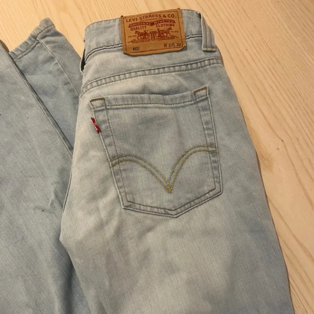 Säljer dessa sjukt snygga lågmidjade bootcut jeans. Midjemåttet: 39, Innerbenslängden: 80. Jeans & Byxor.