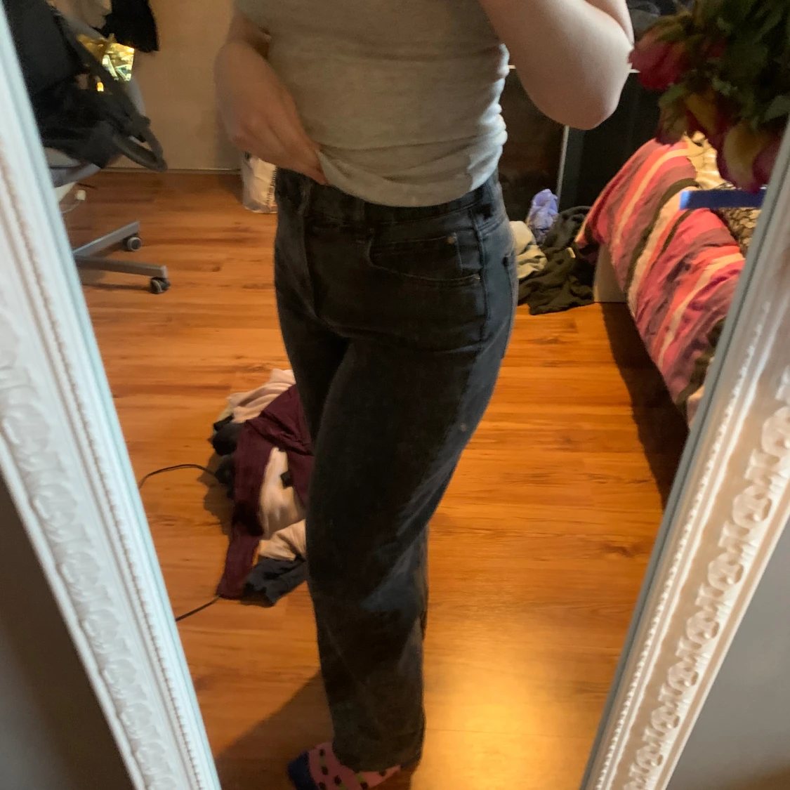 Högmidjade mörkgråa jeans