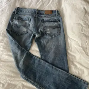 Säljer mina favvo Diesel jeans med slitningar som inte passar mig längre. Midjemått: 40 cm rakt över, innebenslängd: 80 cm. Utöver alla slitningar har dom gått upp lite vid skrevet men det går att sy om man inte tycker det är snyggt! 